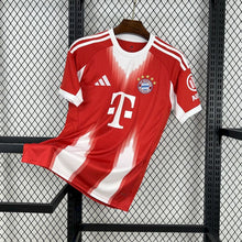 Carregar imagem no visualizador da galeria, Camisa I Bayern de Munique 2025/26