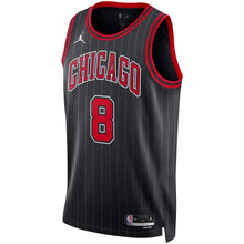 Carregar imagem no visualizador da galeria, Regata Nike Chicago Bulls Statement Edition 22/23