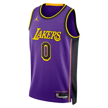 Carregar imagem no visualizador da galeria, Regata Nike Los Angeles Lakers Statement Edition 22/23