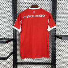 Carregar imagem no visualizador da galeria, Camisa I Bayern de Munique 2025/26
