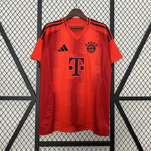 Carregar imagem no visualizador da galeria, Camisa I Bayern de Munique 2024/25
