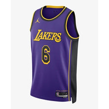 Carregar imagem no visualizador da galeria, Regata Nike Los Angeles Lakers Statement Edition 22/23
